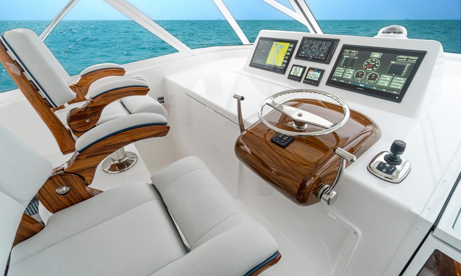 Viking 38O, Helm Station