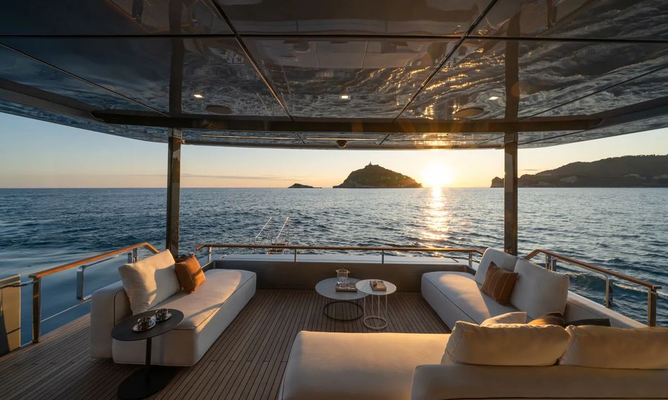 Riva 112 Dolcevita Super, Deck Area