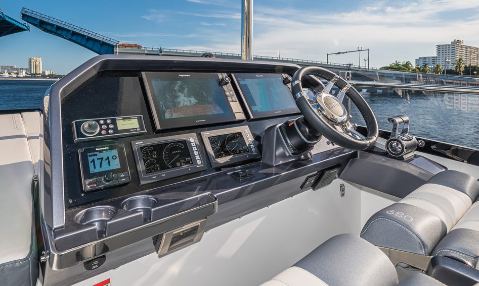 Galeon 680 Fly, Helm Station