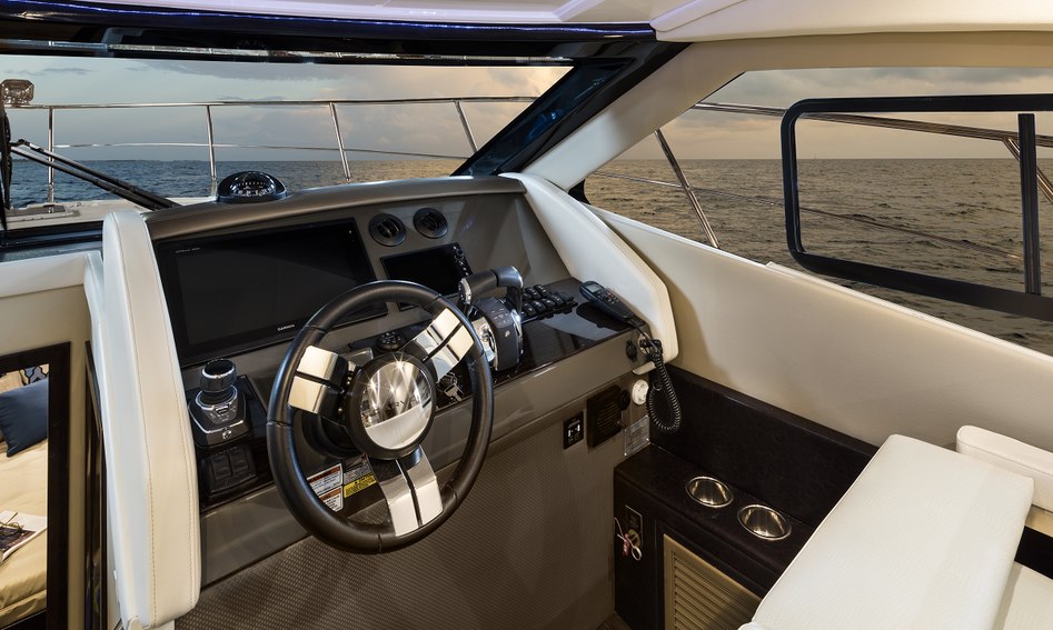 Carver C37 Coupe Gen 2, Helm Station