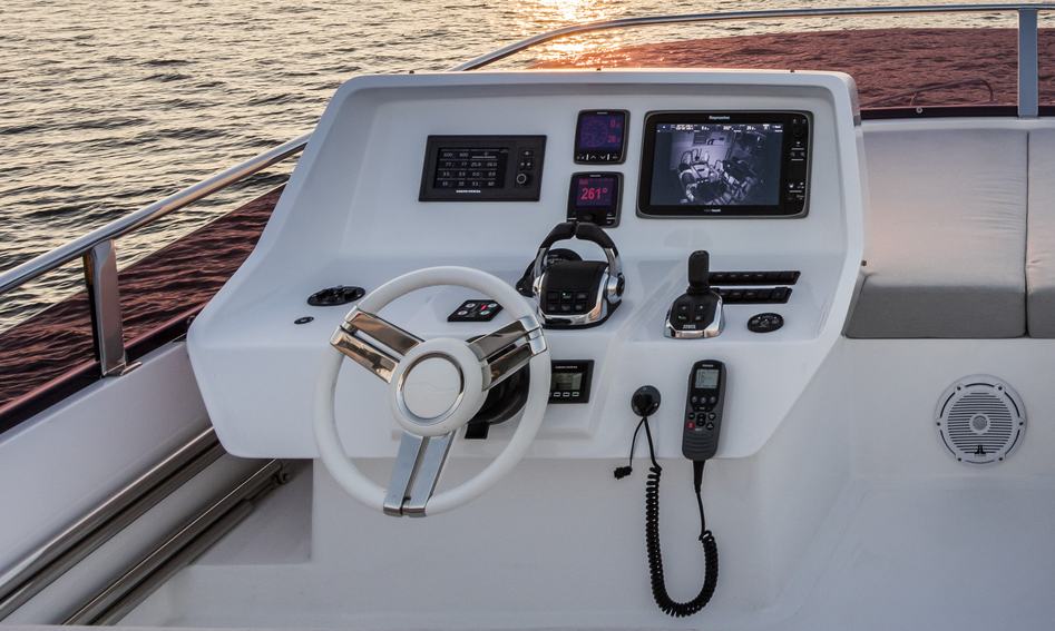 Numarine 62 Flybridge, Helm Station