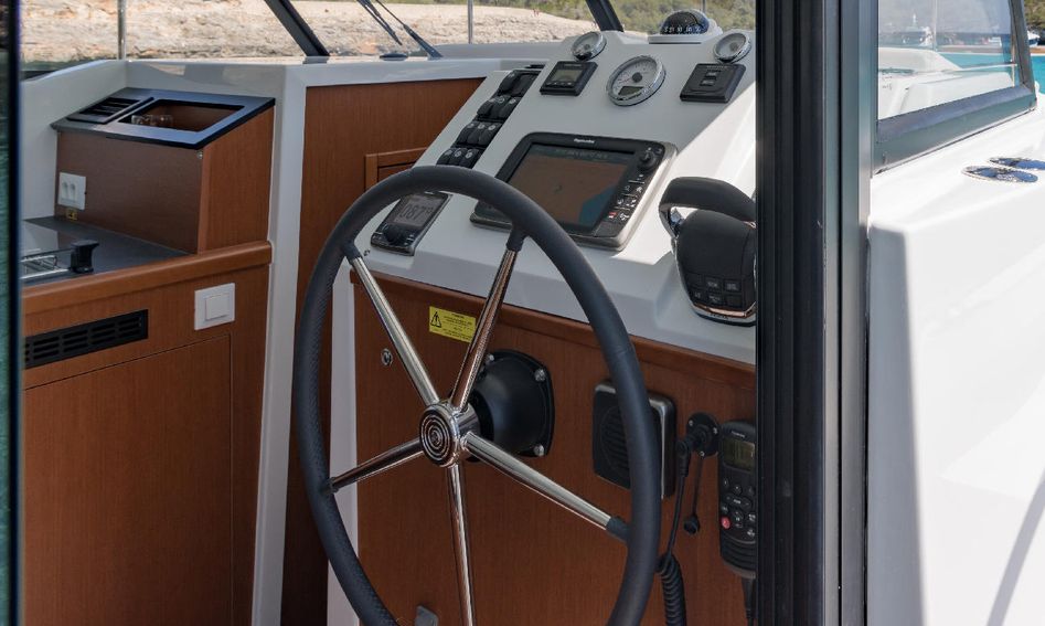 Beneteau Swift Trawler 30, Helm Station