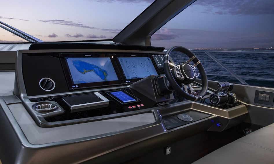 Sunseeker Manhattan 68, Helm Station