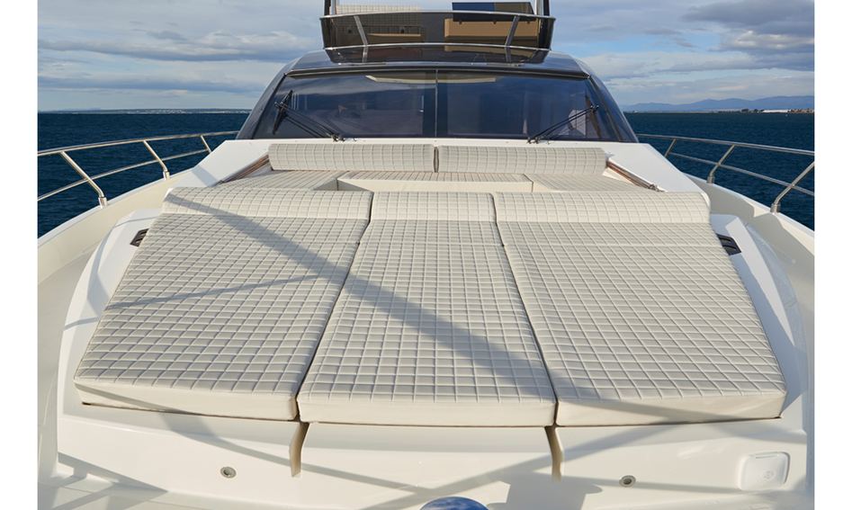 Astondoa 66 Flybridge Mk1, Deck Area