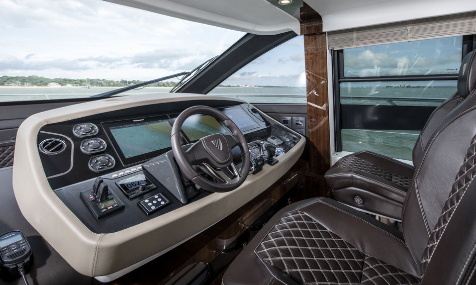 Fairline Squadron 68 Mk2, Helm Station