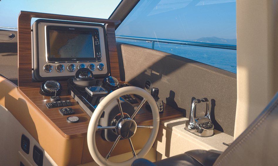 Azimut Magellano 53, Helm Station