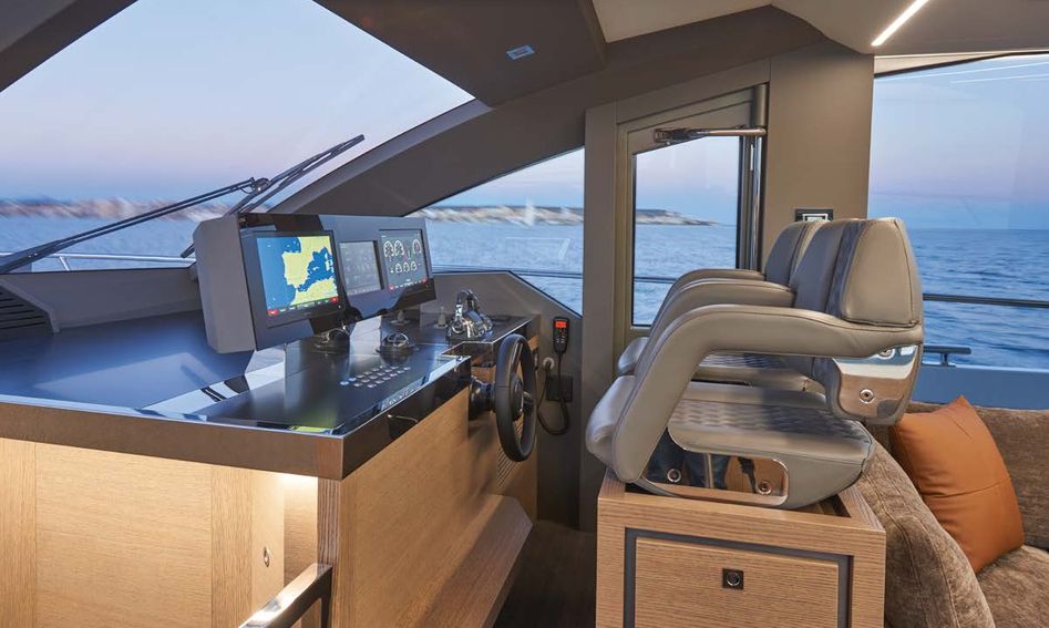 Astondoa 66 Flybridge Gen 2, Helm Station