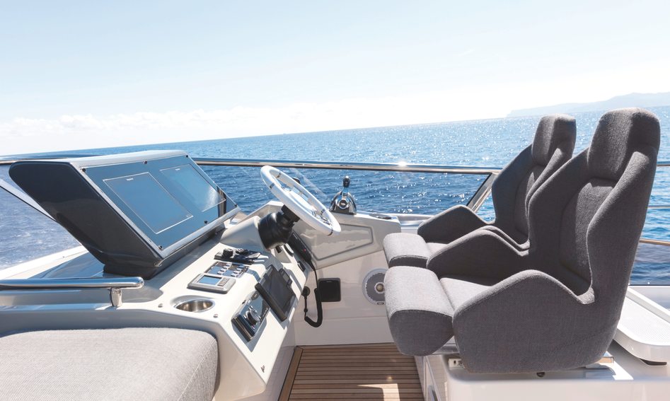 Azimut S7 Mk1, Helm Station