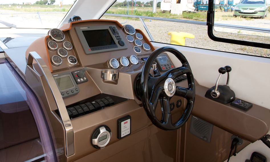 Galeon 385 HTS, Helm Station