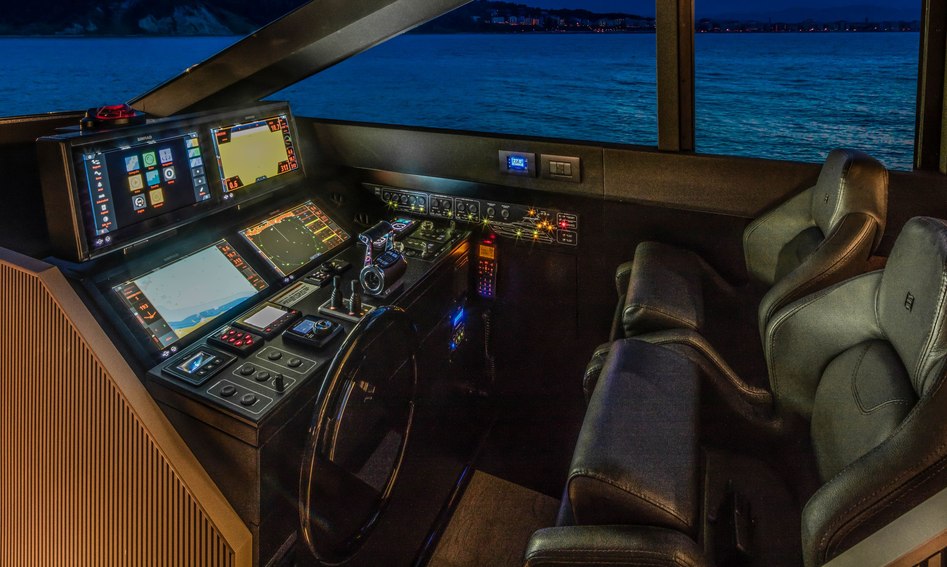 Ferretti 720 Mk2, Helm Station