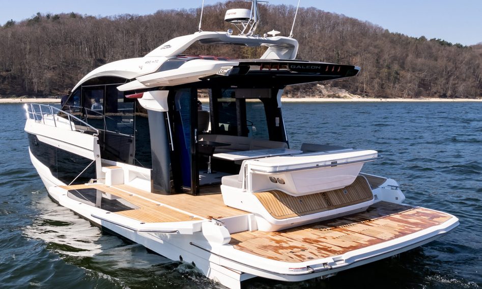 Galeon 450 HTC, Deck Area