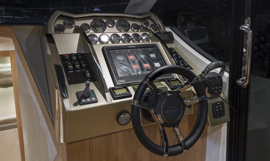 Galeon 370 HTC, Helm Station