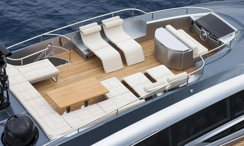 Pershing 108, Fly Deck/Sportdeck