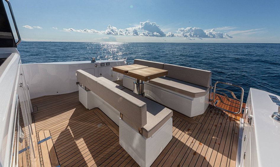 Sundeck 430 Cruiser, Deck Area