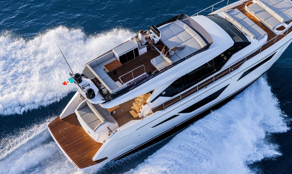 Ferretti 580, Deck Area