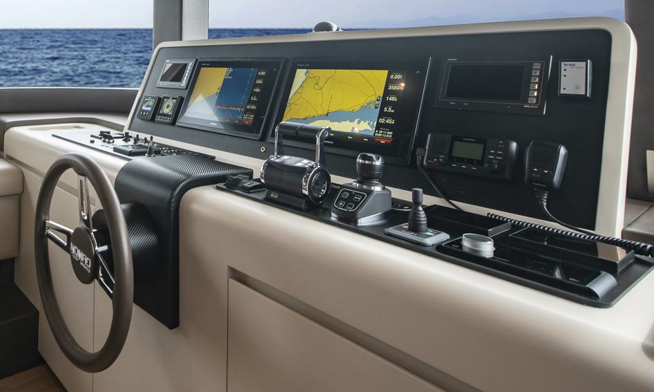 Gulf Craft Nomad 75 SUV, Helm Station