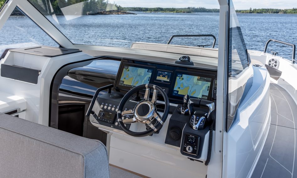 Quarken 35 Sport Tourer, Helm Station
