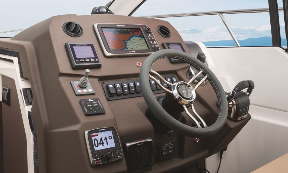 Azimut Atlantis 43, Helm Station