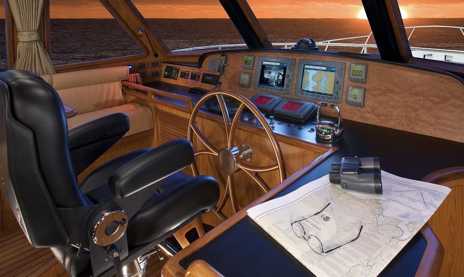 Outer Reef 630 Cockpit Motoryacht, Helm Station