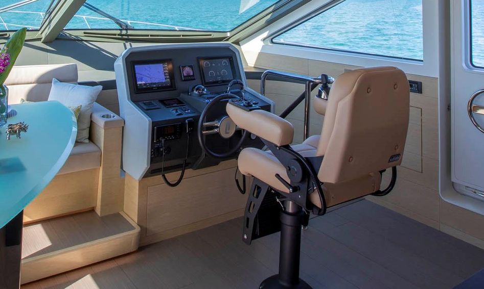 CL Yachts CLB72, Helm Station