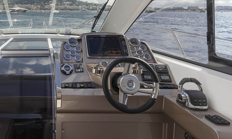 Galeon 405 HTL, Helm Station