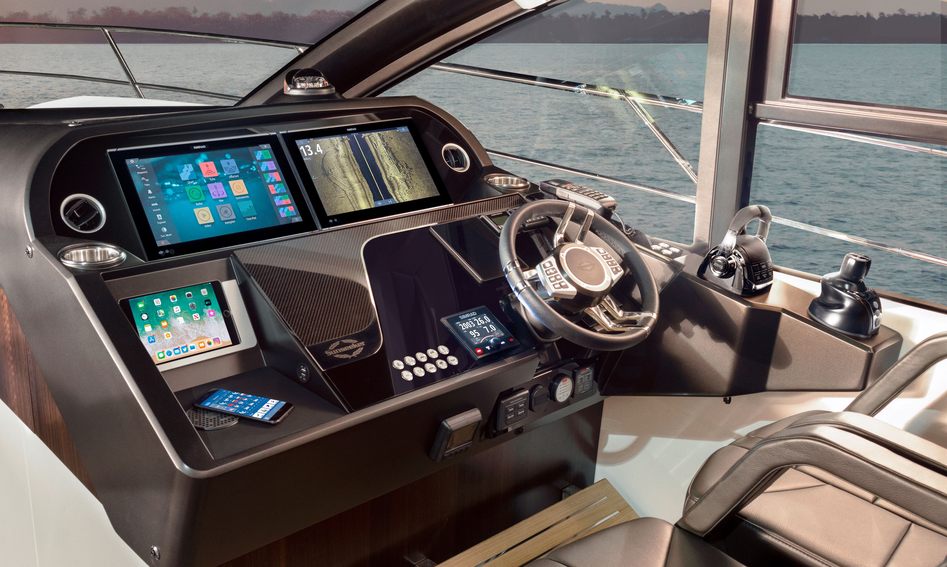 Sunseeker Predator 60 Evo, Helm Station