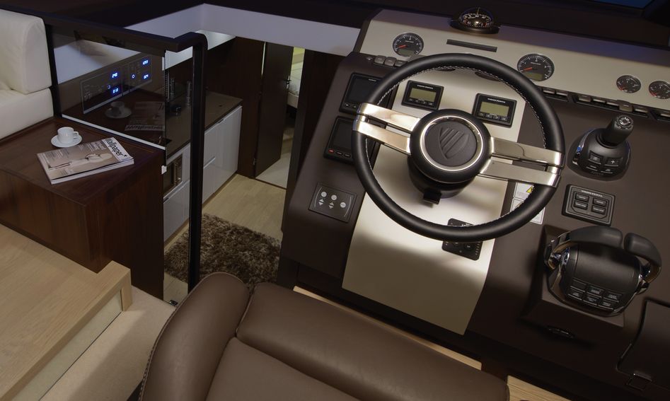 Fairline Squadron 48 Mk2, Helm Station