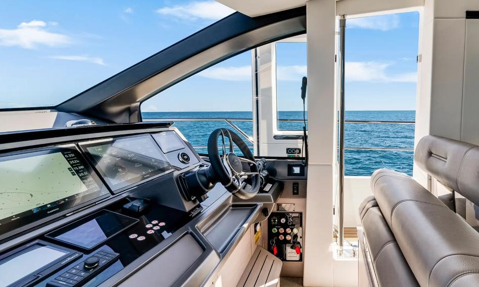 Sunseeker Manhattan 68  Mk2, Helm Station