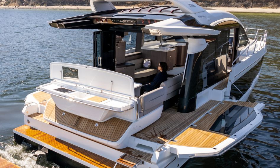 Galeon 450 HTC, Beach Club