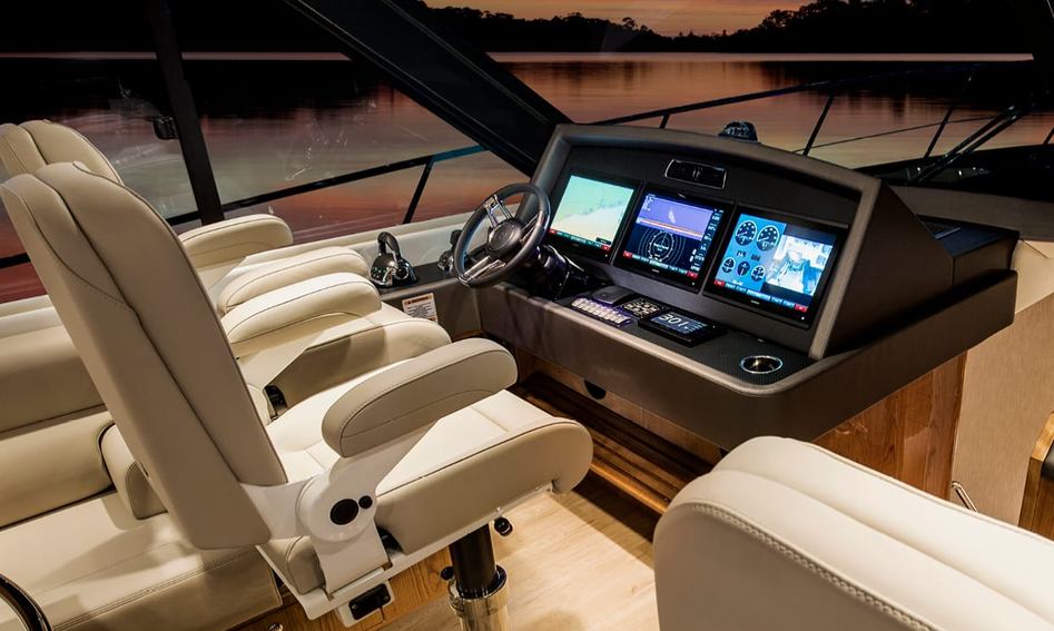 Riviera 575 SUV, Helm Station