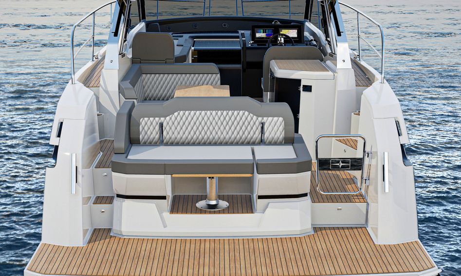 Bavaria SR33, Deck Area