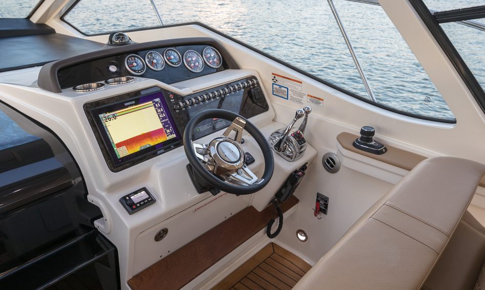 Sea Ray Sundancer 350 Coupe, Helm Station