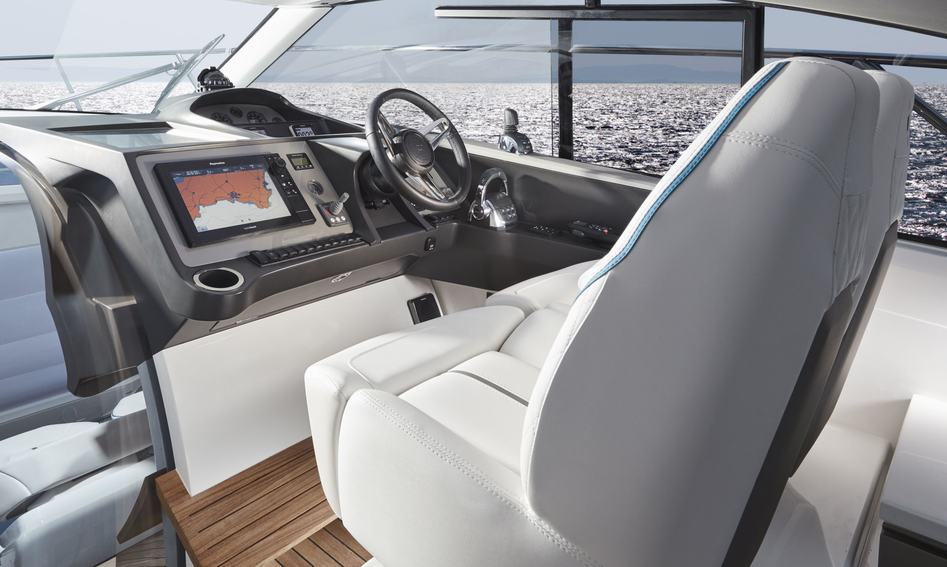 Princess V40 Mk2, Helm Station