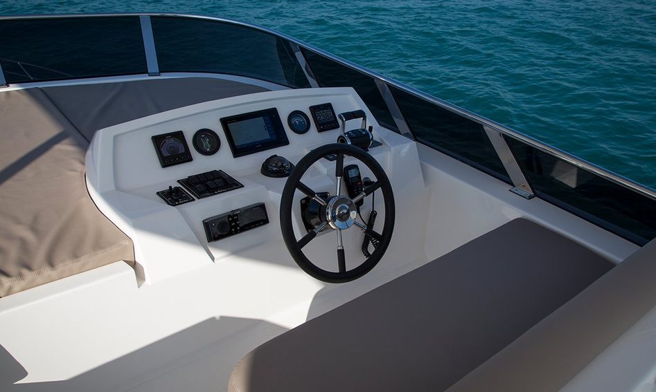 Gulf Craft Majesty 62, Helm Station