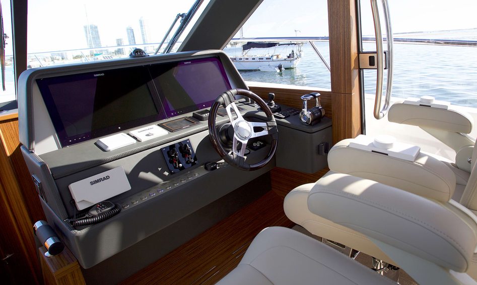 Maritimo S70 Mk1, Helm Station