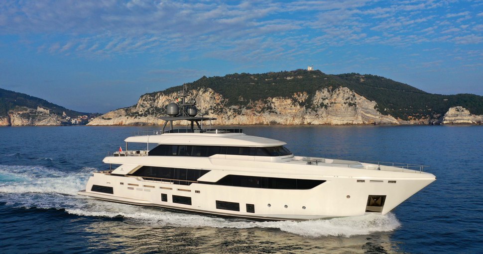                                         Custom Line   Navetta 37
                                    