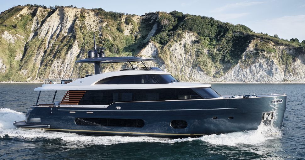                                         Azimut &nbsp; Magellano 25M
                                    