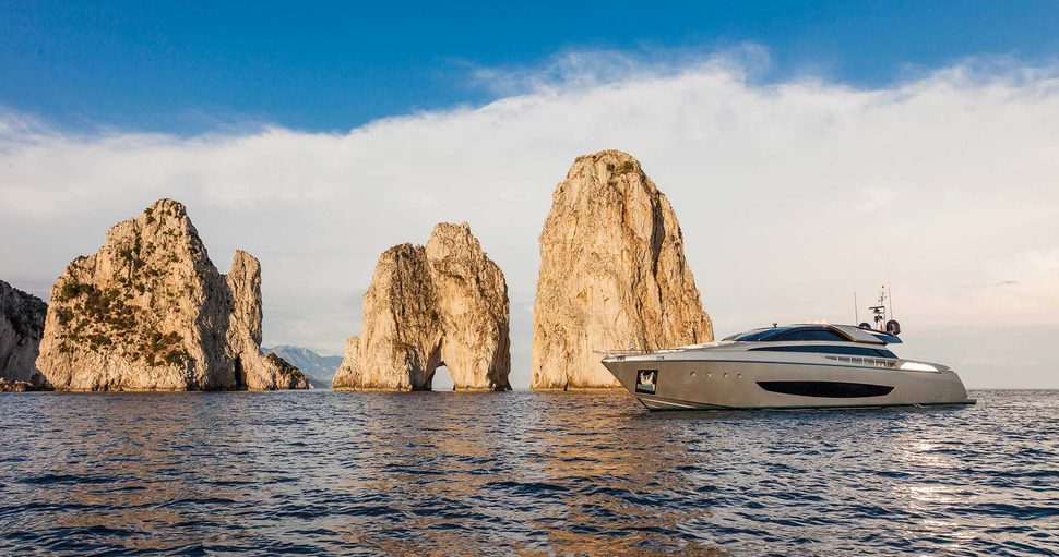                                         Riva   122' Mythos
                                    