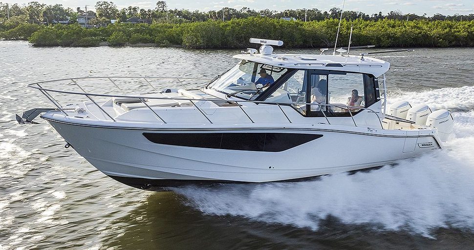                                         Boston Whaler   405 Conquest
                                    