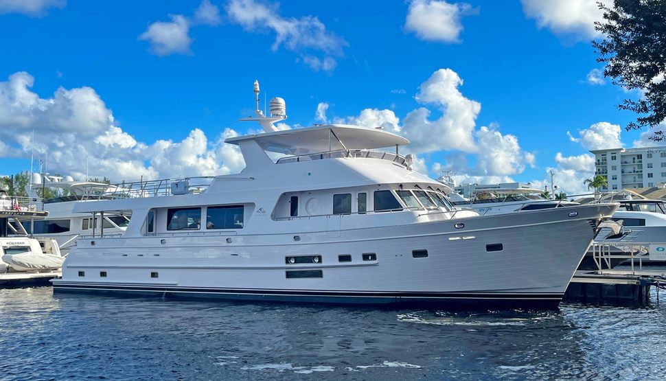                                         Outer Reef Yachts   830 Motoryacht
                                    