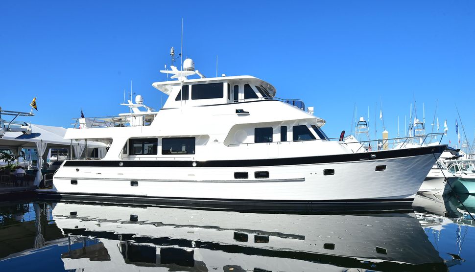                                             Outer Reef Yachts   740 Deluxbridge Motoryacht
                                        