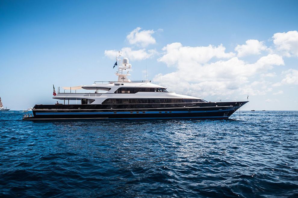 t-m-blue-one-yacht-exterior-2.jpg