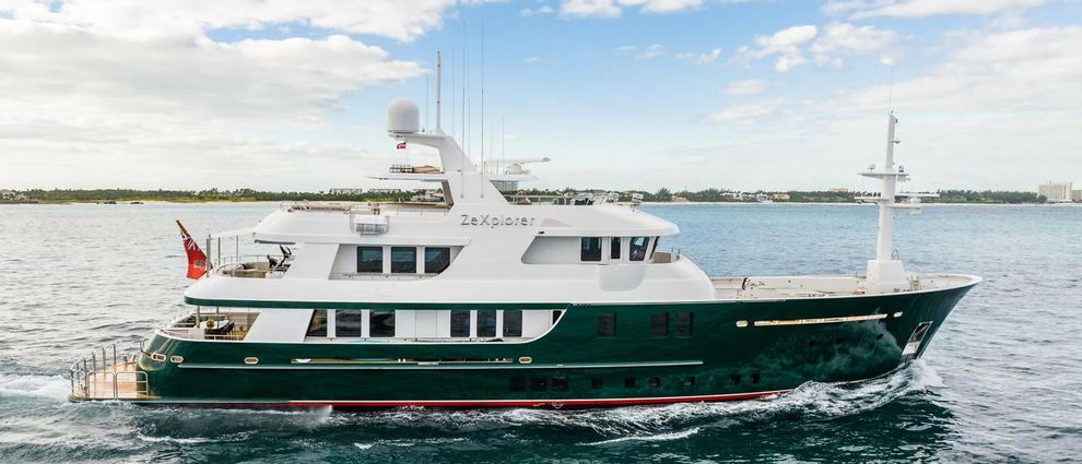 arya-yacht-exterior-2.jpg