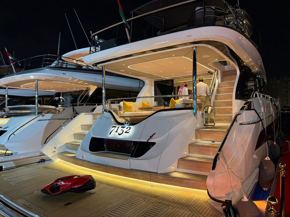 7132-yacht-exterior-3.jpg