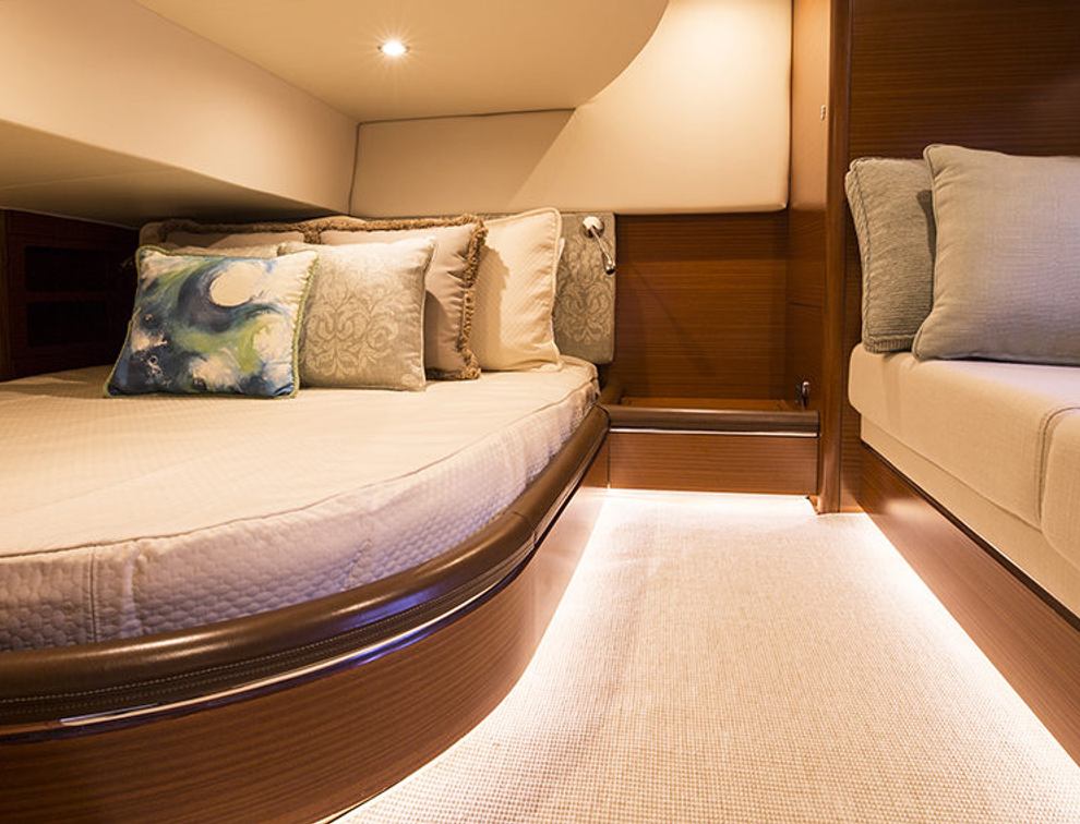  Marquet、YACHTS、海外版超希少レゾネ、新品額付 The latest 28M motor yacht ZOZO by Sunseeker completed and
