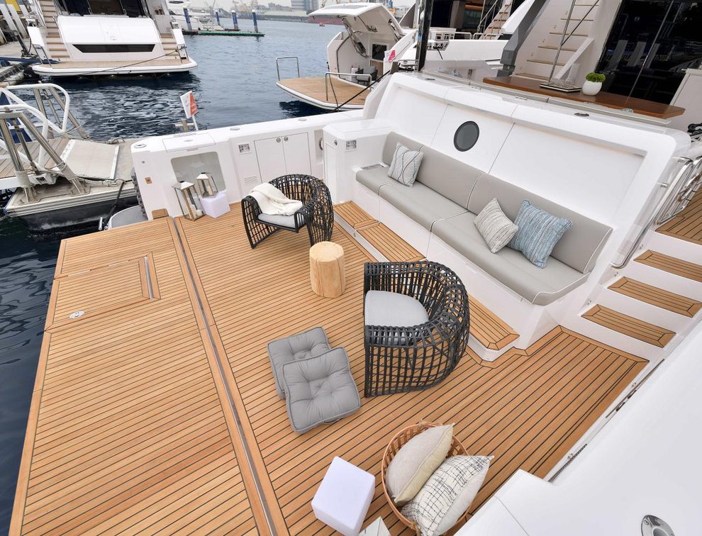 Horizon V77s Boat